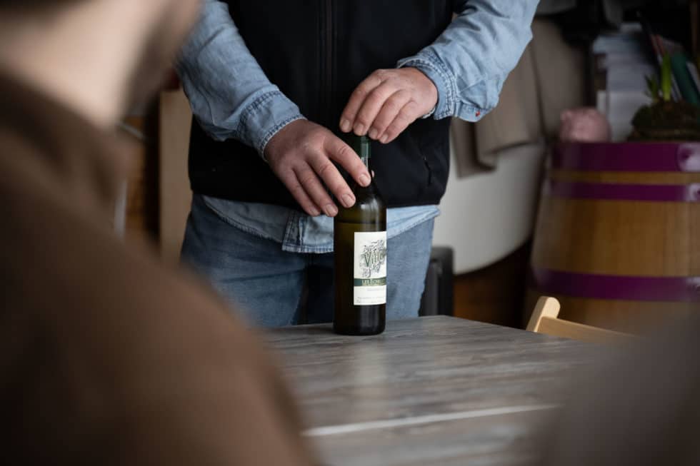 Le vigneron présente son vin à ses visiteurs